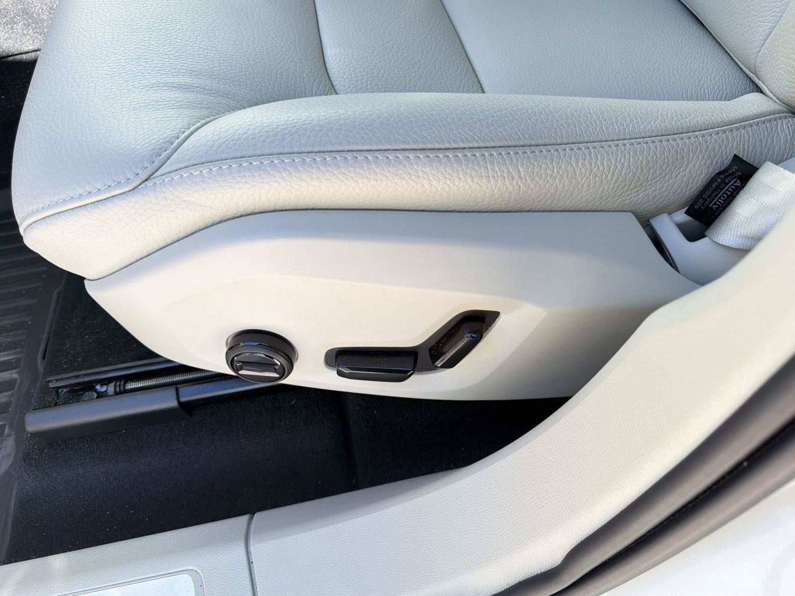 Used 2024 Volvo XC60 T8 Core w/ Protection Package Premier image 13