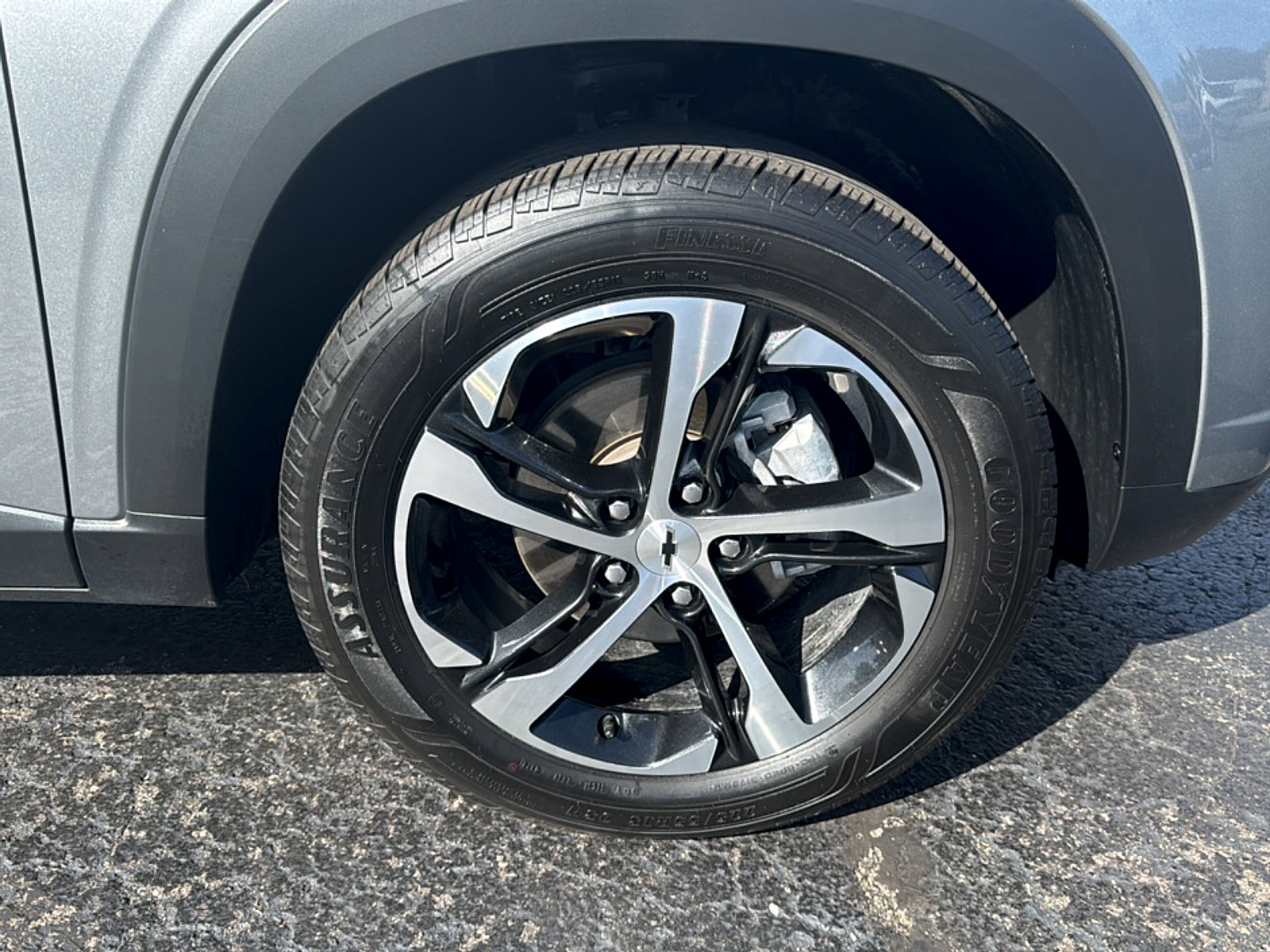 Used 2025 Chevrolet Trax RS FWD image 4