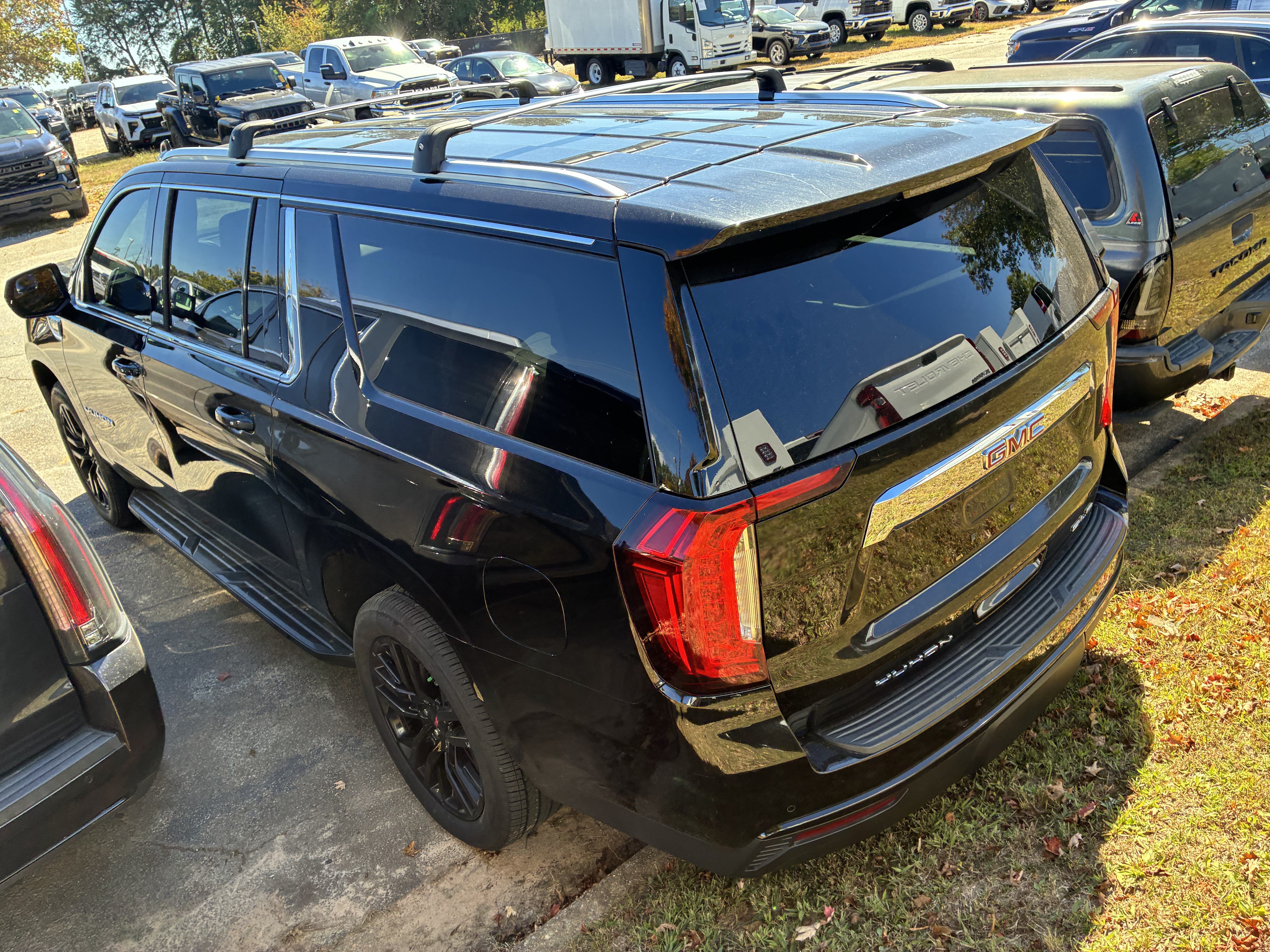 Used 2023 GMC Yukon XL SLE RWD image 6