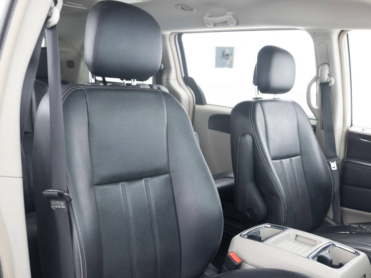 Used 2013 Chrysler Town & Country Touring FWD image 28