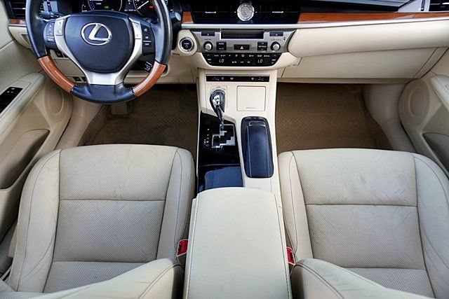 Used 2014 Lexus ES 300h w/ Luxury Package w/Bamboo Trim FWD image 31