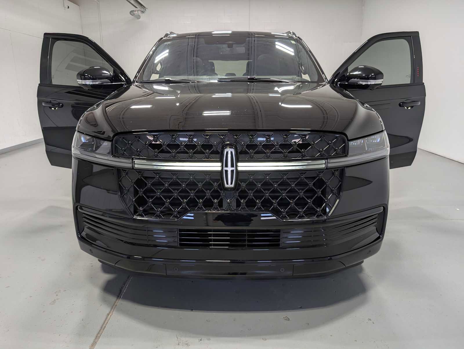 Used 2025 Lincoln Navigator Reserve w/ Jet Appearance Package image 16