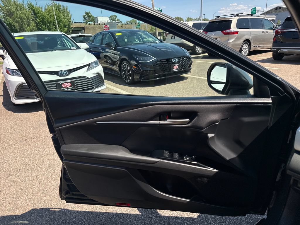 Used 2025 Toyota Camry LE AWD/4WD image 33