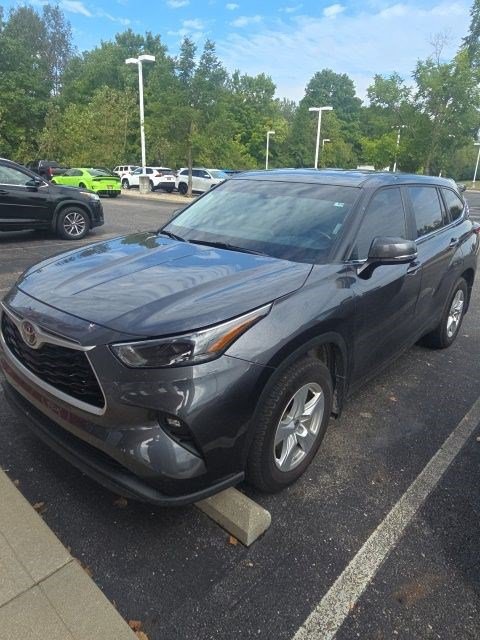 Used 2023 Toyota Highlander LE FWD image 9