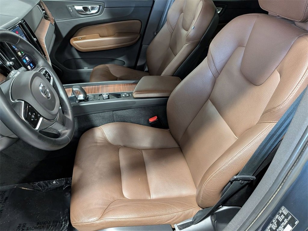 Used 2023 Volvo XC60 B5 Plus image 18