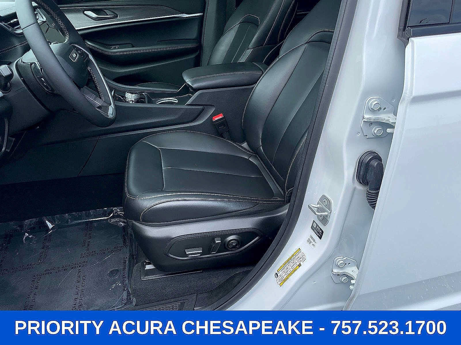 Used 2025 Jeep Grand Cherokee L Limited w/ Black Appearance Package AWD/4WD image 11