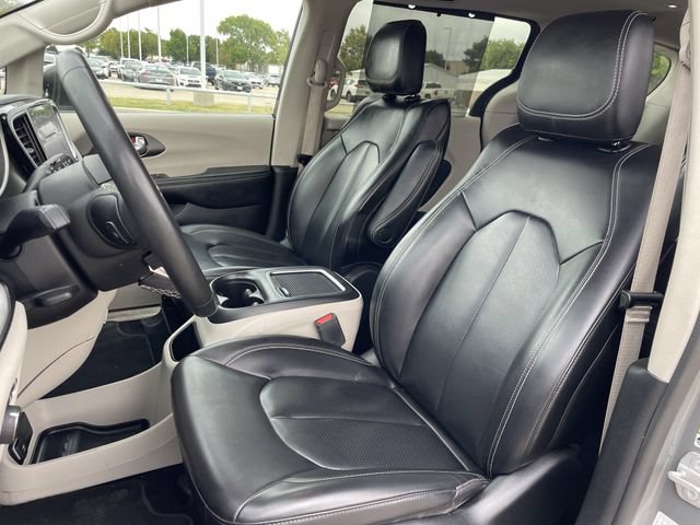 Used 2023 Chrysler Pacifica Touring-L FWD image 24