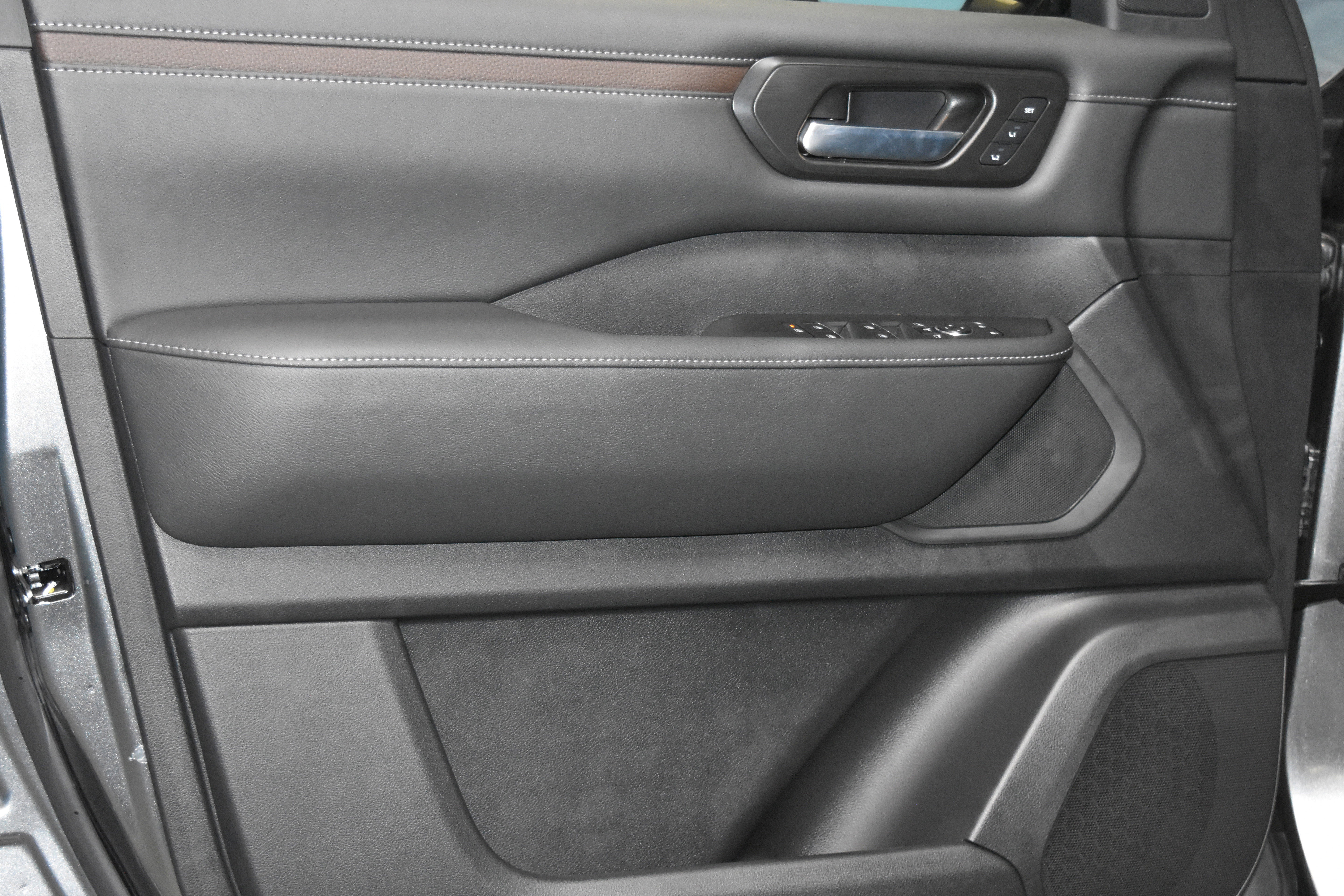 New 2026 Nissan Armada SL w/ Captain's Chari Seat Package image 3