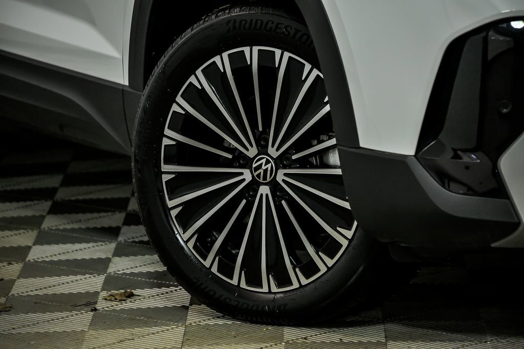 Used 2025 Volkswagen Taos SE w/ Panoramic Sunroof Package FWD image 3