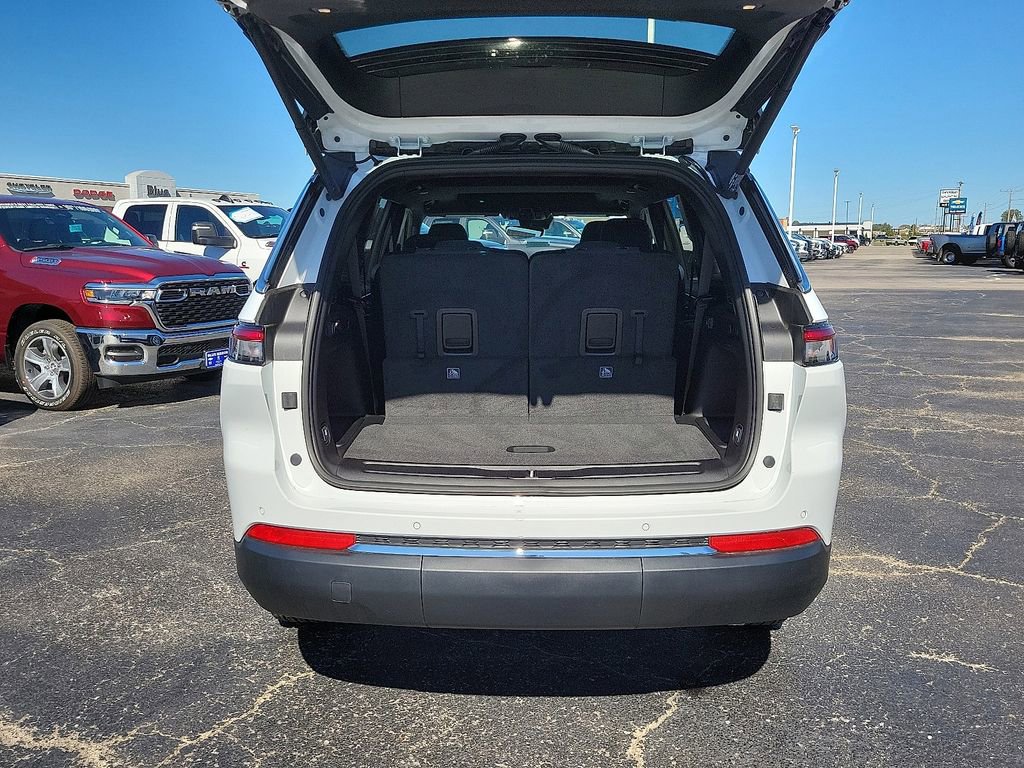 New 2025 Jeep Grand Cherokee L Laredo image 8