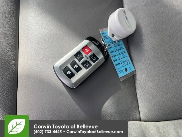 Used 2015 Toyota Sienna XLE w/ XLE Navigation Package image 29