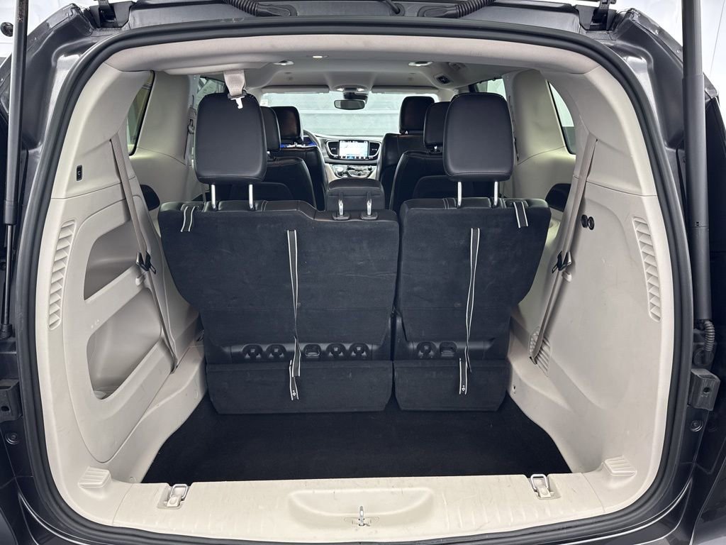 Used 2023 Chrysler Pacifica Touring-L FWD image 16