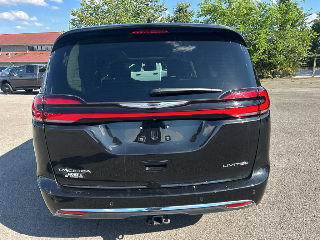 Used 2023 Chrysler Pacifica Limited w/ Uconnect Theater Family Group FWD image 4