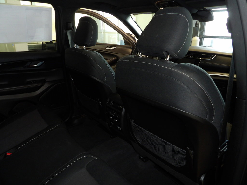 Used 2025 Jeep Grand Cherokee Laredo X w/ Luxury Tech Group I image 17