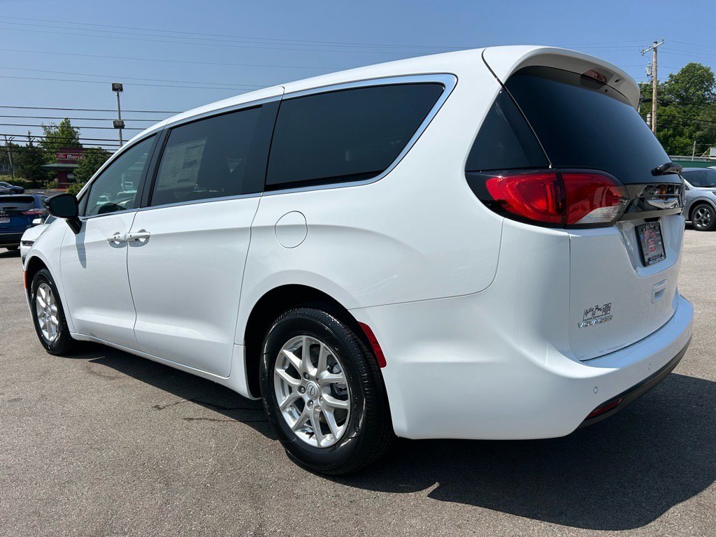 New 2025 Chrysler Voyager LX image 9