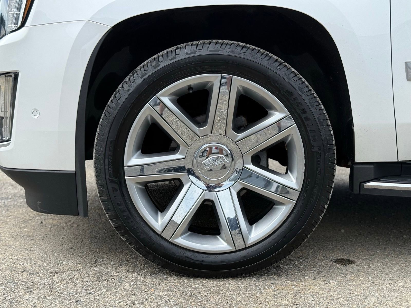 Used 2018 Cadillac Escalade Luxury AWD/4WD image 12