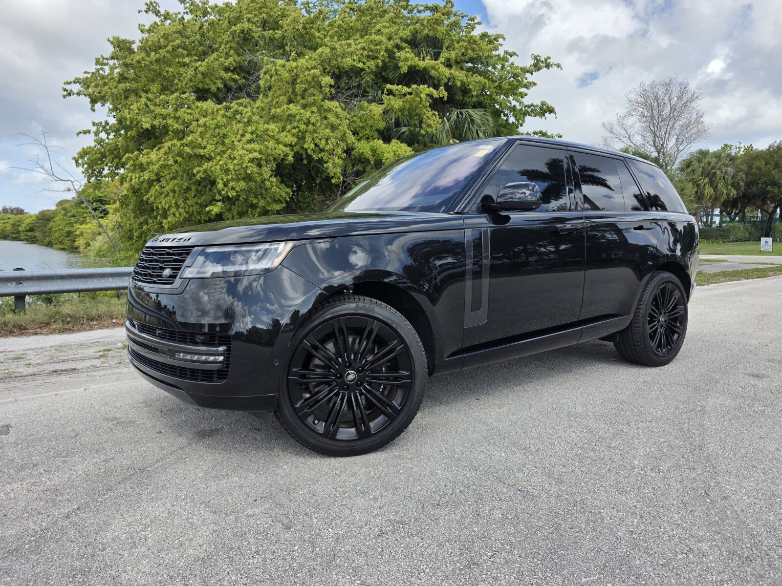 Used 2023 Land Rover Range Rover SE AWD/4WD image 1