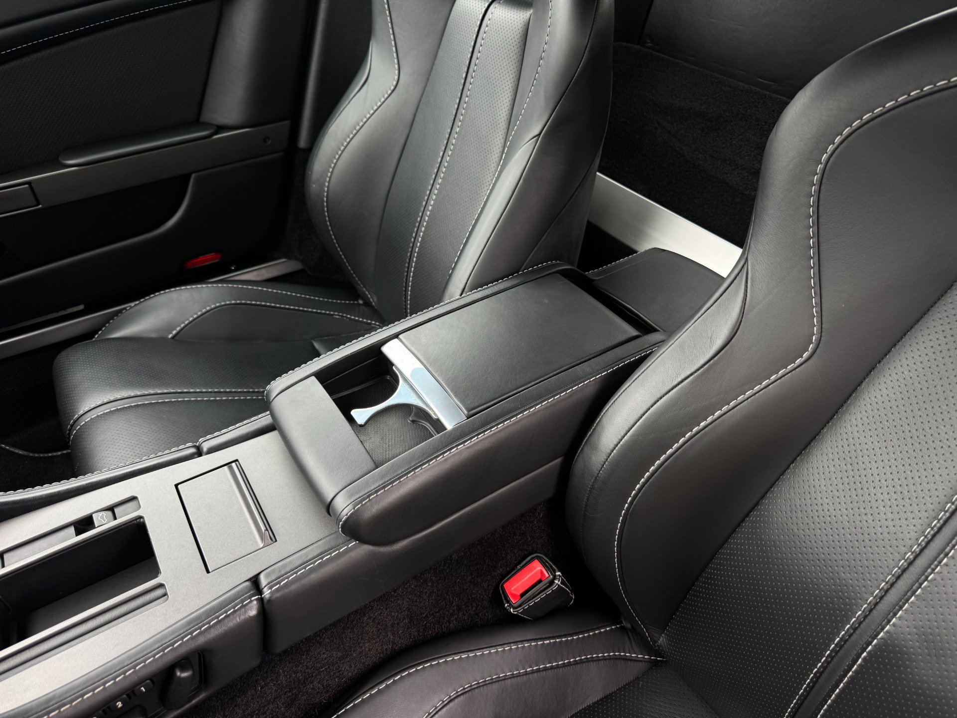 Used 2015 Aston Martin V8 Vantage GT image 13