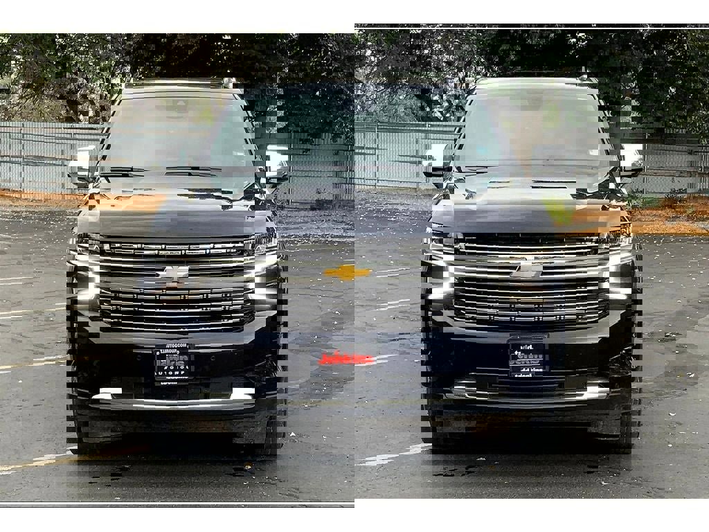 Used 2023 Chevrolet Suburban Premier image 3