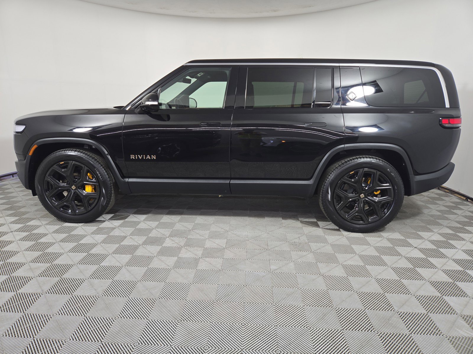 Used 2024 Rivian R1S Adventure AWD/4WD image 2