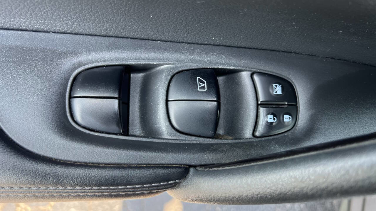 Used 2018 Nissan Rogue SV w/ Premium Package image 20