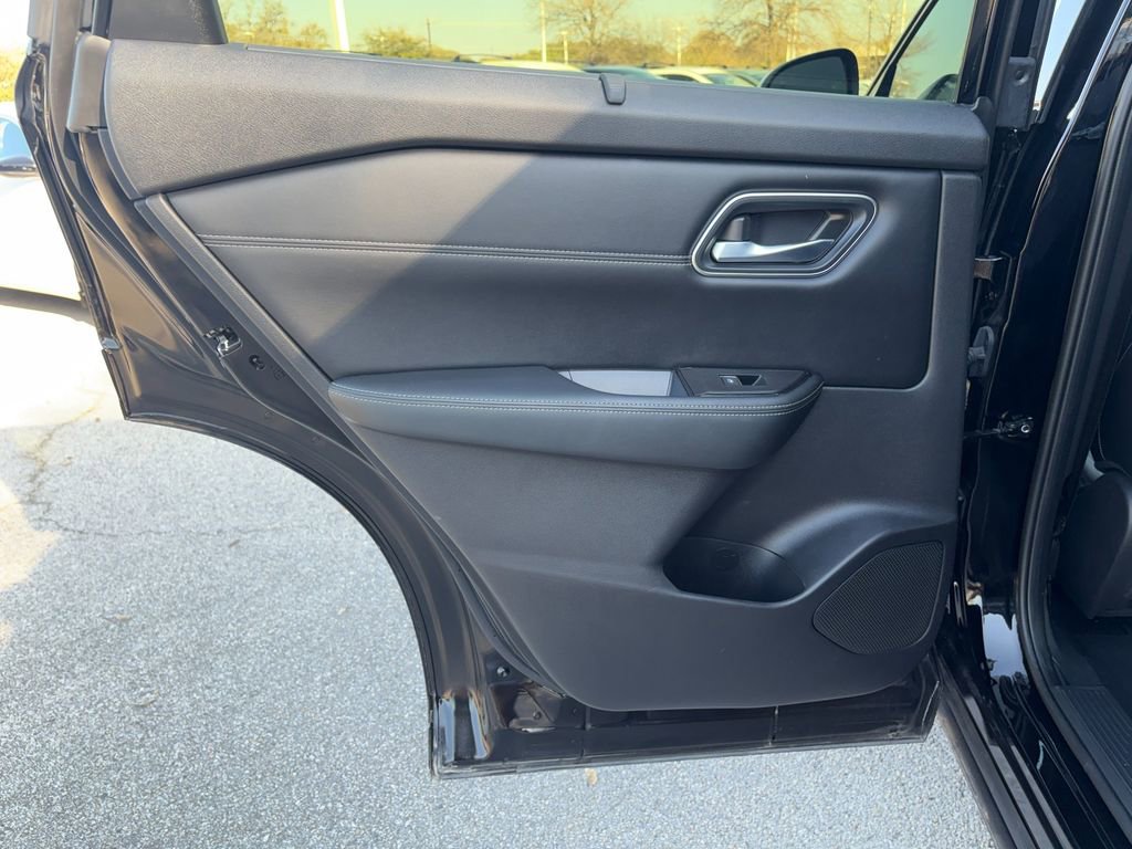 Used 2025 Nissan Rogue Platinum w/ Platinum Premium Package image 27