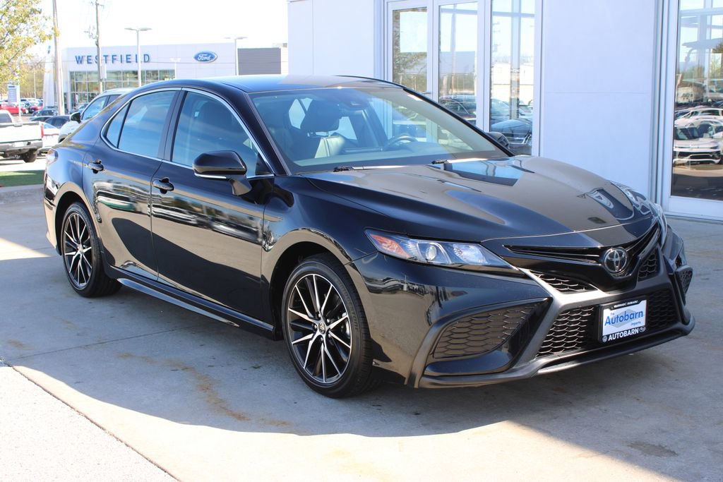 Used 2024 Toyota Camry SE image 1