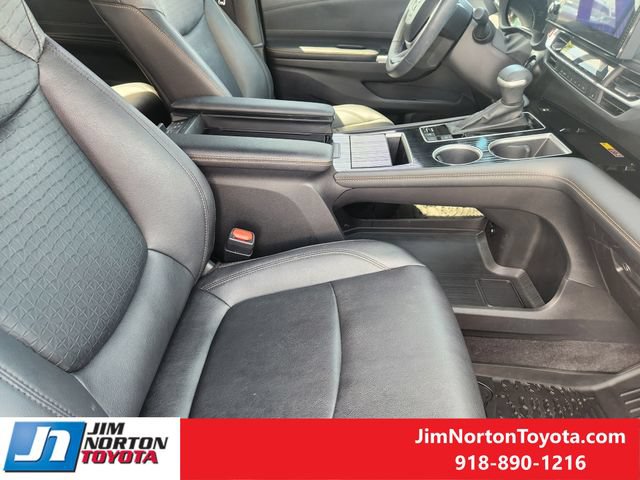 Used 2025 Toyota Sienna XLE Woodland Edition AWD/4WD image 15