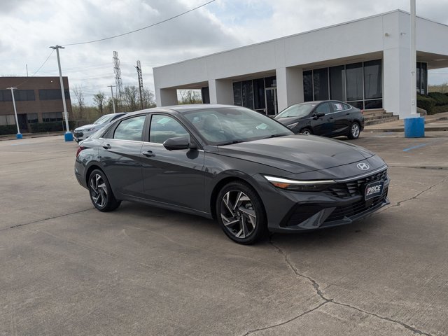 Used 2024 Hyundai Elantra Limited image 3