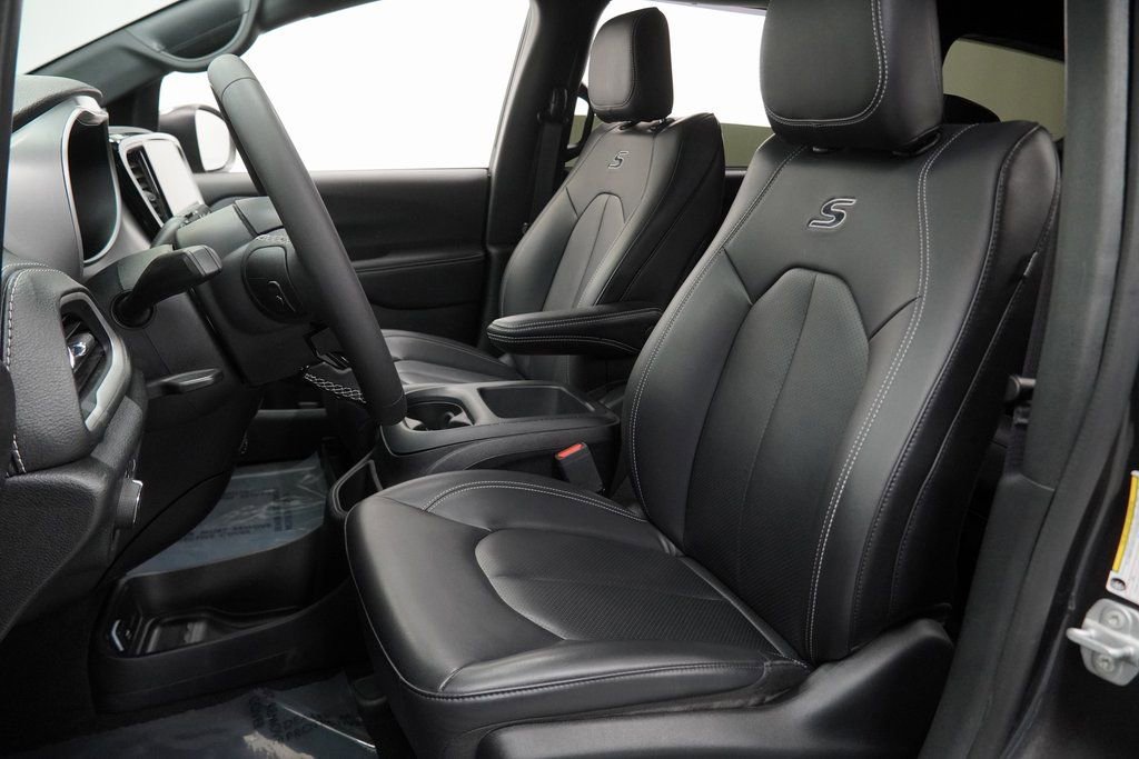 Used 2023 Chrysler Pacifica Touring-L w/ S Appearance Package image 15