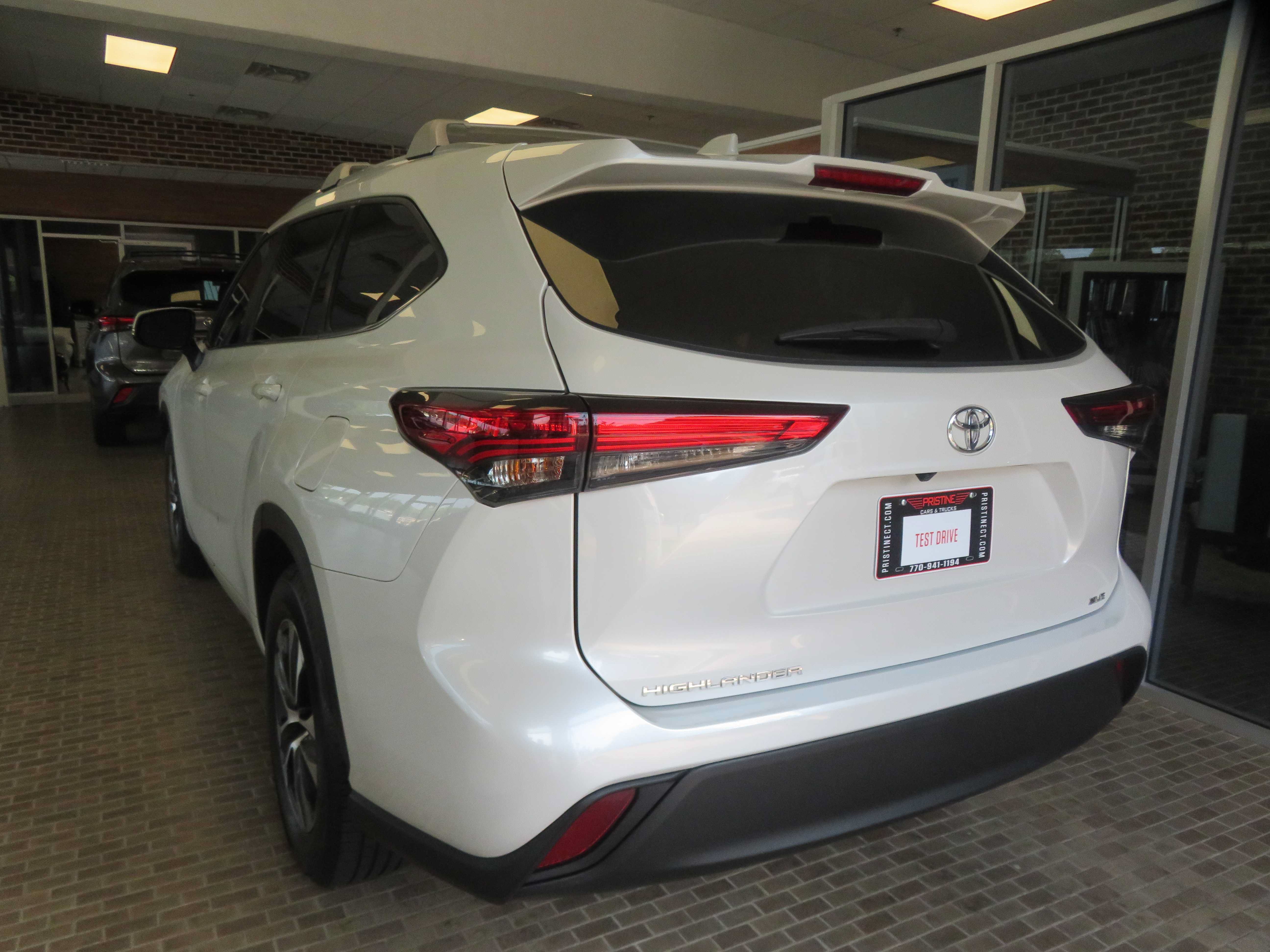Used 2023 Toyota Highlander XLE FWD image 6