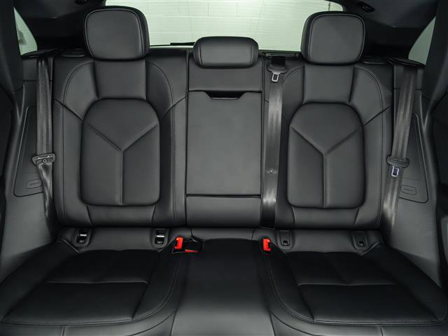 Used 2025 Porsche Macan image 28