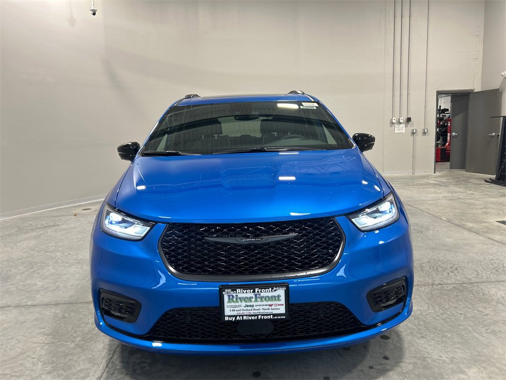 New 2026 Chrysler Pacifica Limited image 3