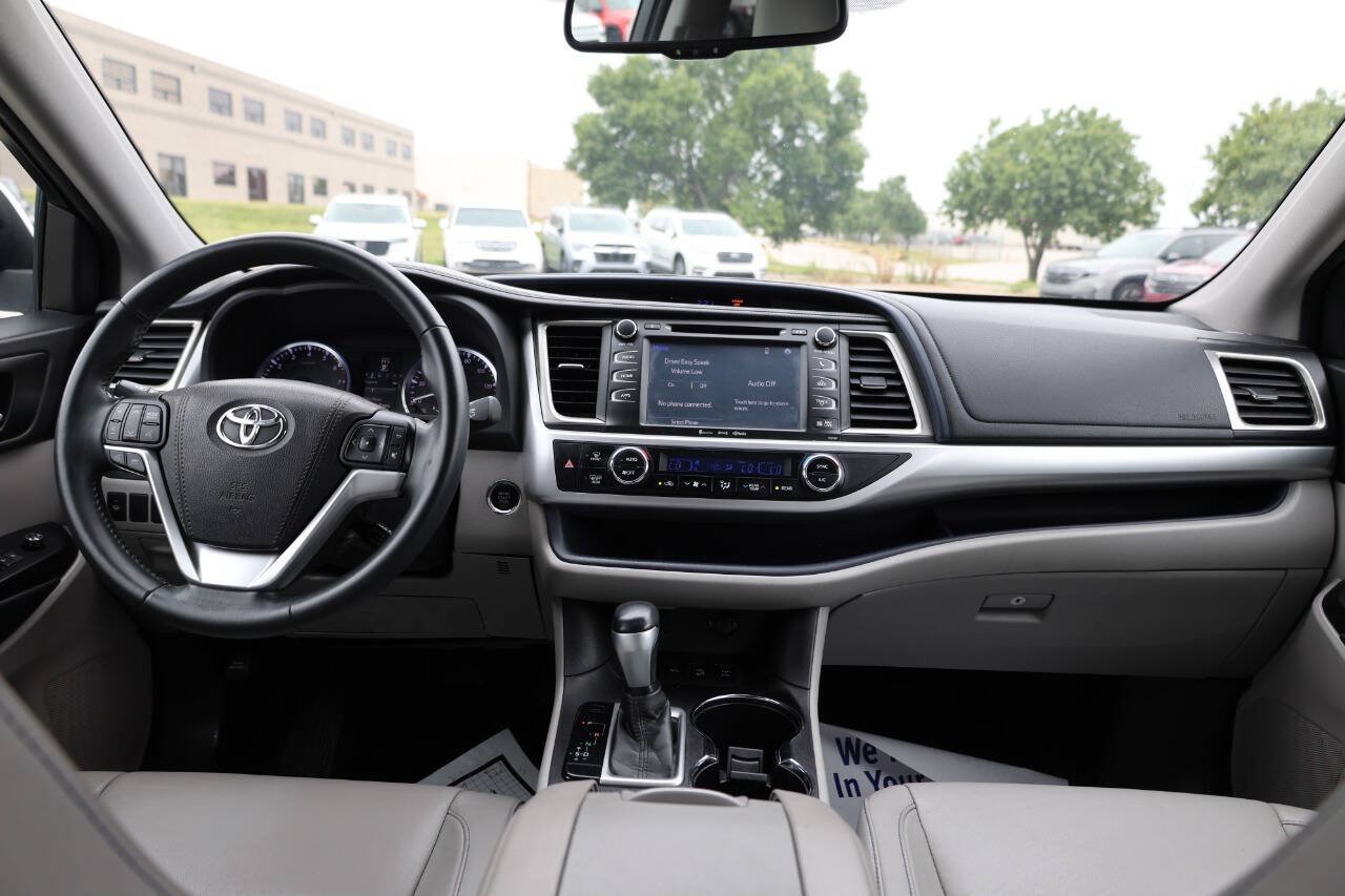Used 2016 Toyota Highlander XLE AWD/4WD image 14