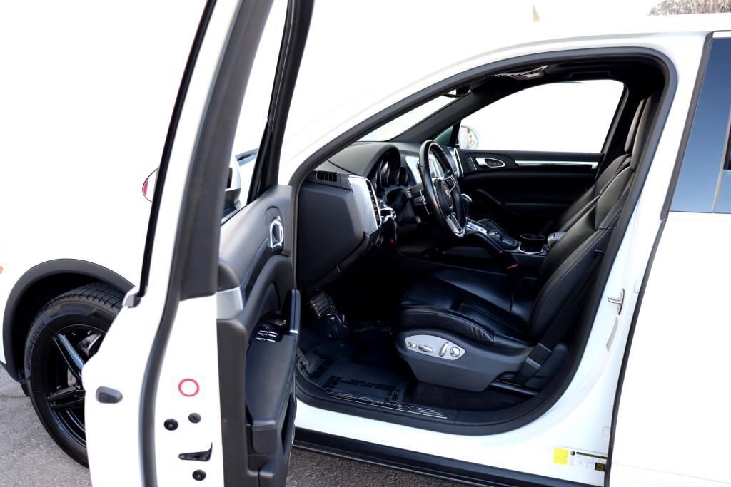 Used 2018 Porsche Cayenne S image 2