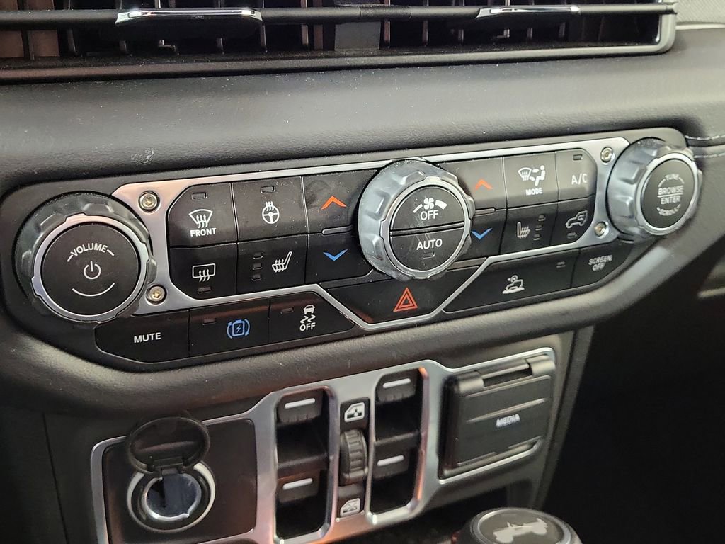 Used 2025 Jeep Wrangler Unlimited Sahara image 20