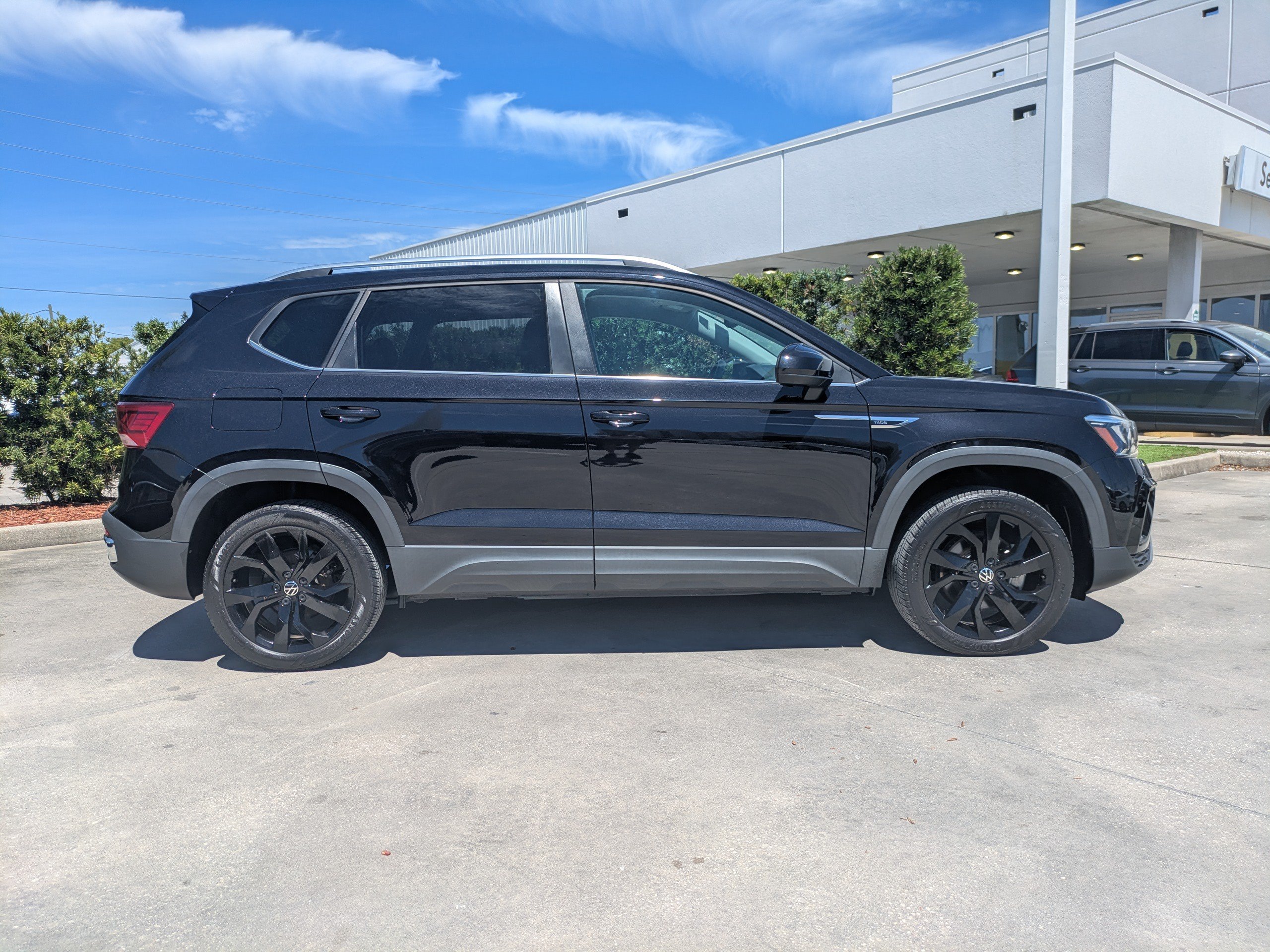 Certified 2023 Volkswagen Taos SE w/ Black Wheel Package FWD image 3