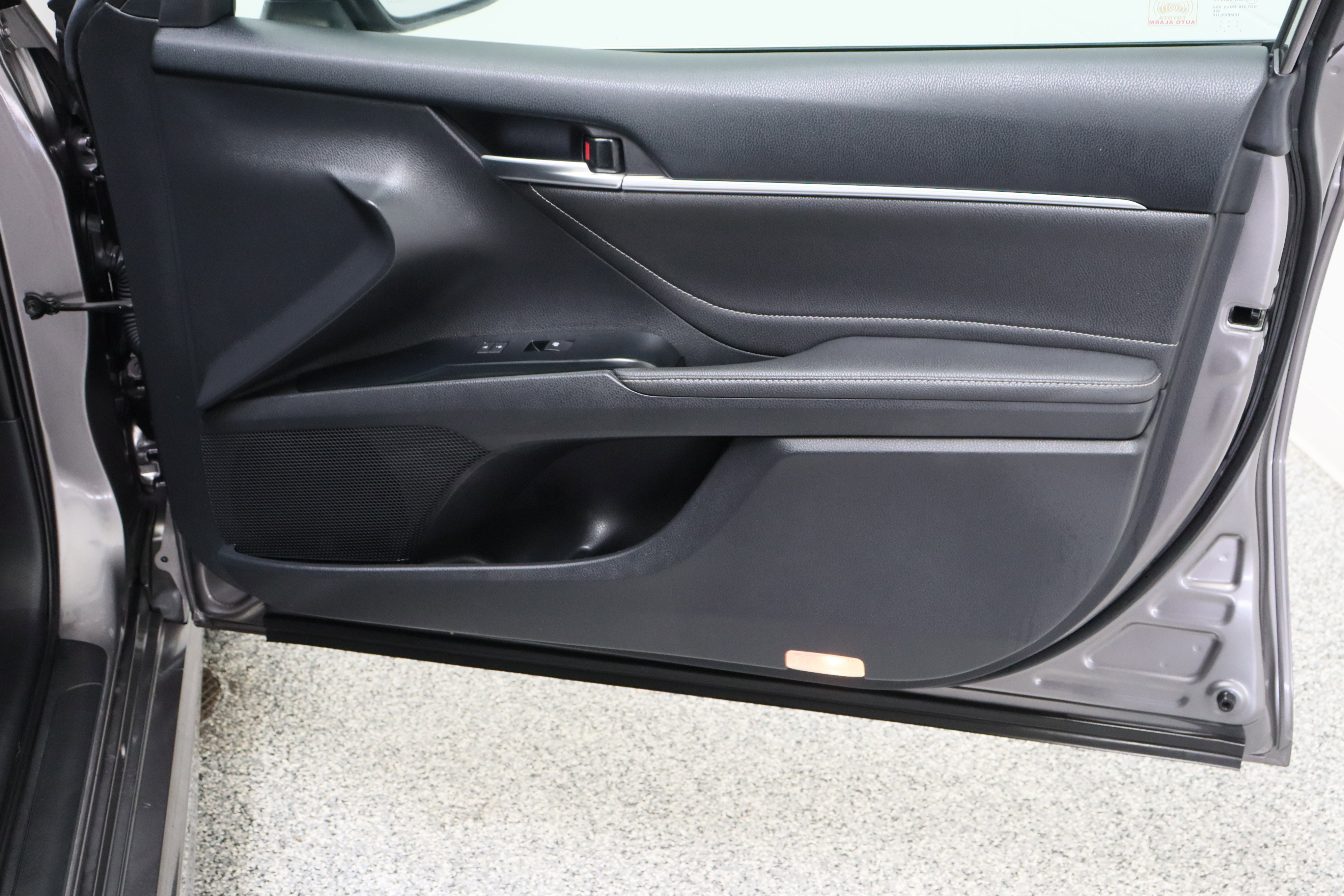 Used 2018 Toyota Camry XSE image 37