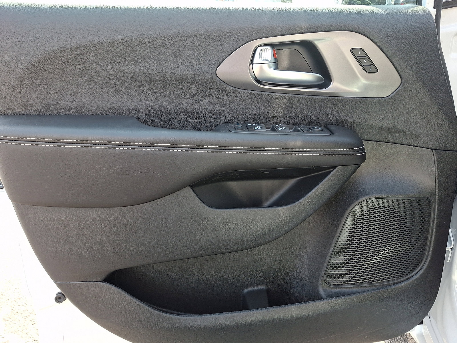 New 2026 Chrysler Pacifica Select image 8