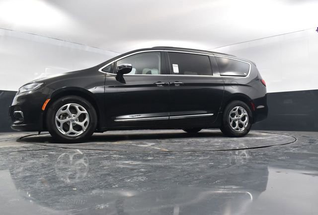 Used 2023 Chrysler Pacifica Limited FWD image 50