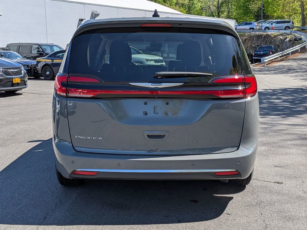 Used 2023 Chrysler Pacifica Touring-L FWD image 6