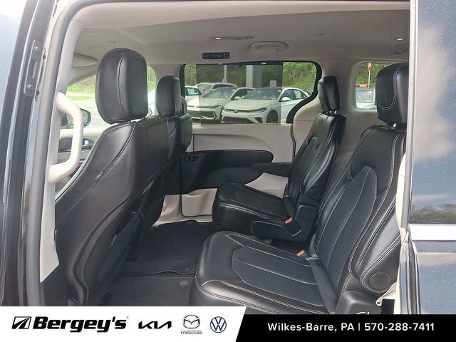 Used 2024 Chrysler Pacifica Touring-L FWD image 13