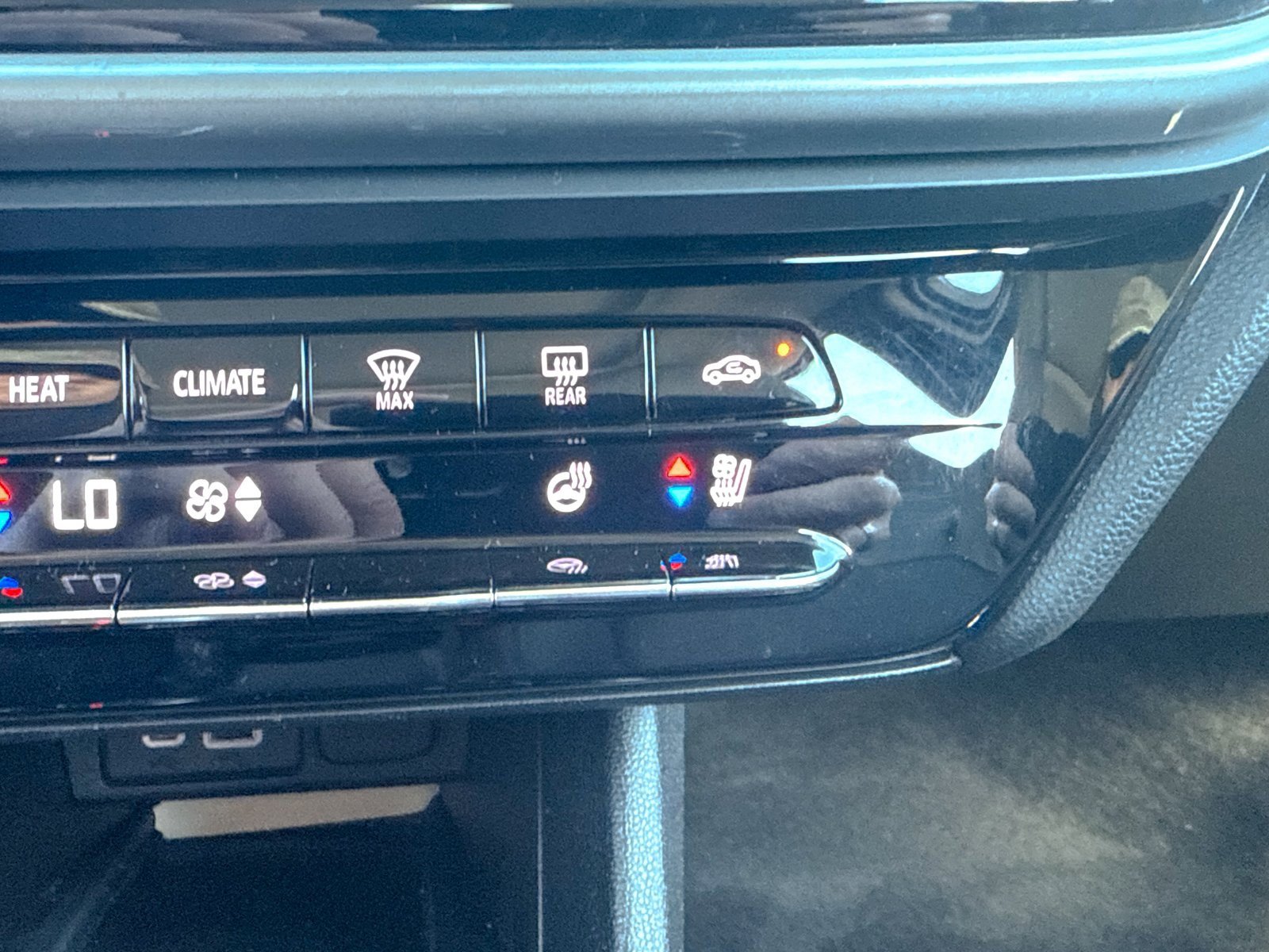 Used 2022 Chevrolet Bolt EUV Premier w/ Launch Edition image 35