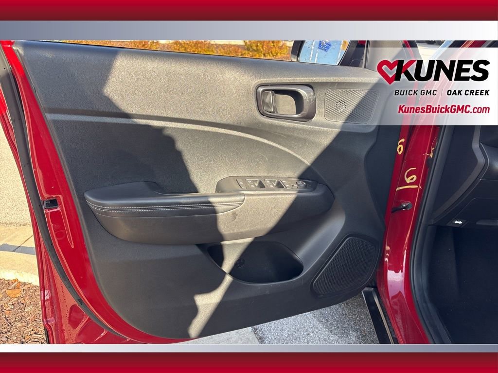 Used 2023 Hyundai Venue Limited w/ Cargo Package image 8