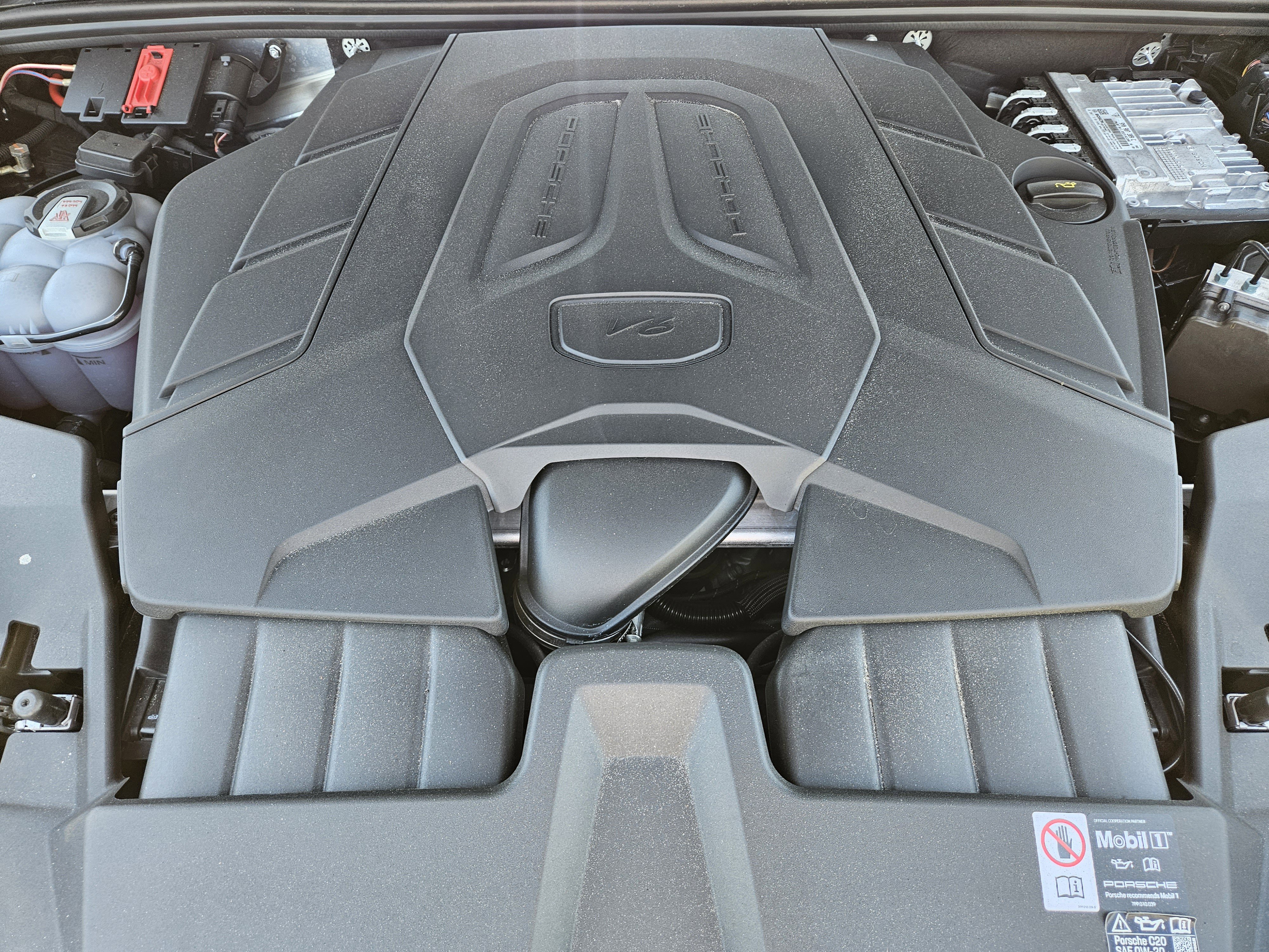 Certified 2025 Porsche Cayenne AWD/4WD image 30