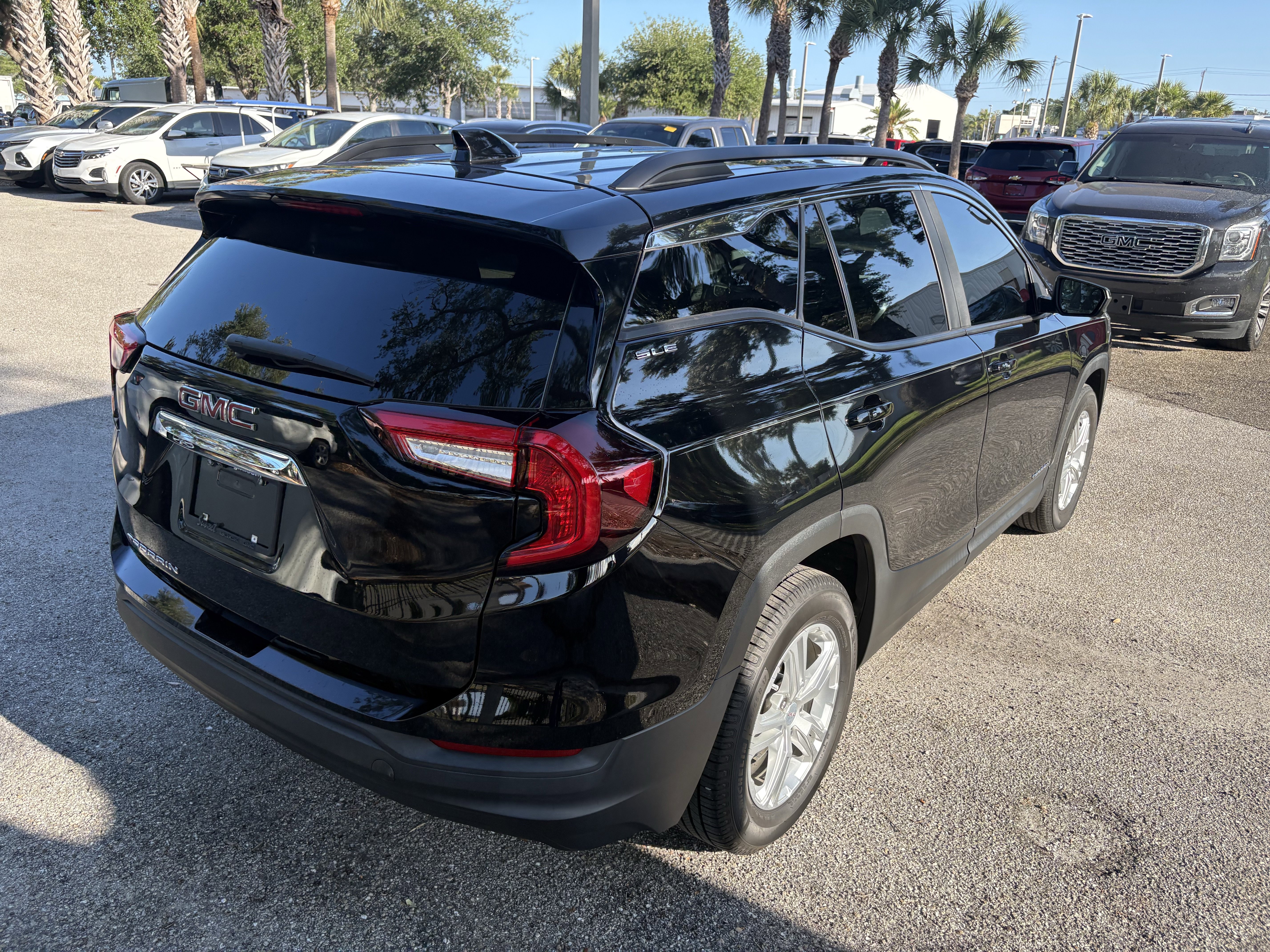 Used 2022 GMC Terrain SLE w/ Driver Convenience Package FWD image 7