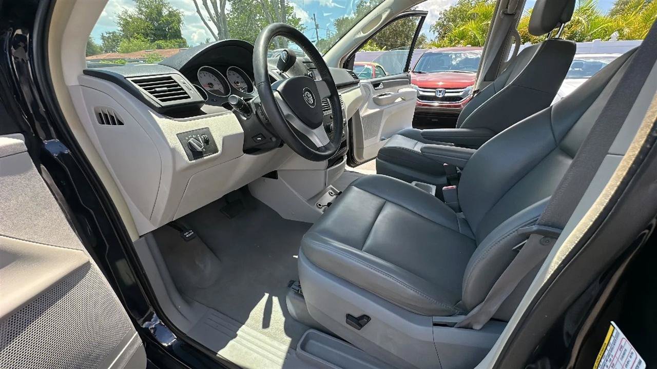 Used 2010 Volkswagen Routan SE FWD image 21