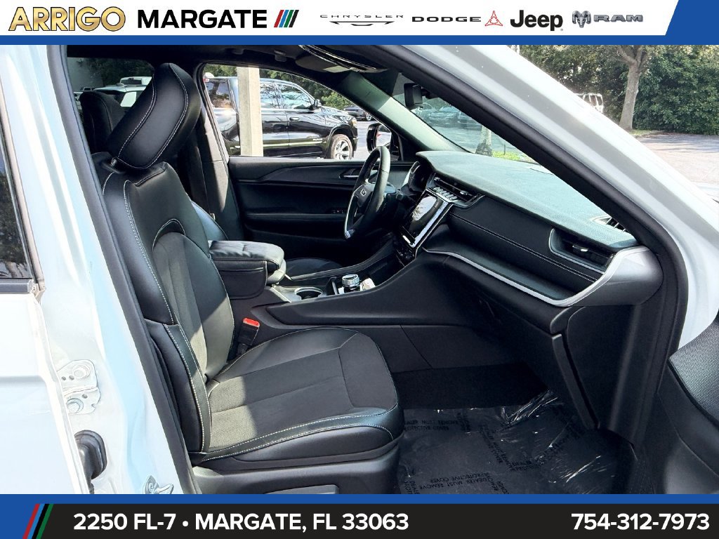 Used 2024 Jeep Grand Cherokee Altitude RWD image 18