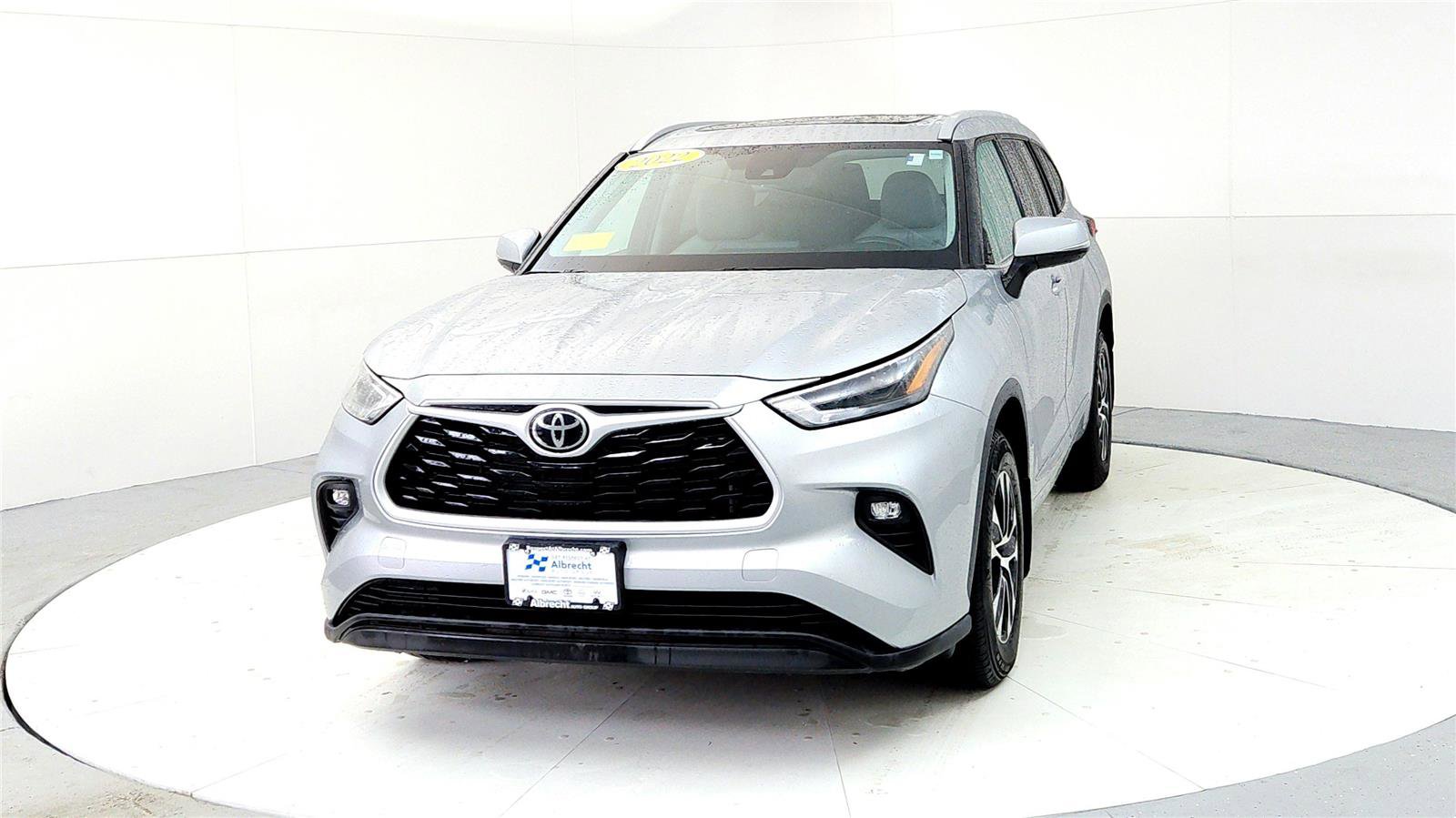 Used 2022 Toyota Highlander XLE image 2