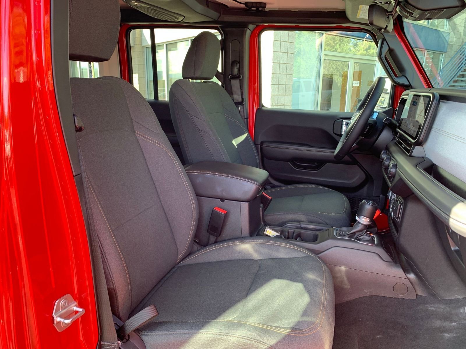 Used 2025 Jeep Wrangler Sahara image 35